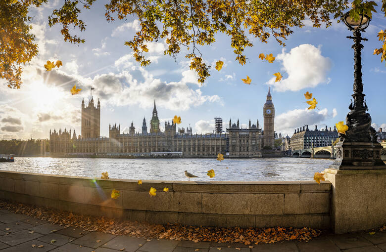 Pałac Westminsterski i Big Bena jesienią