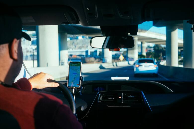 Od poniedziałku wszyscy kierowcy z tzw. taksówek na aplikację, muszą już posiadać polskie prawo jazdy.