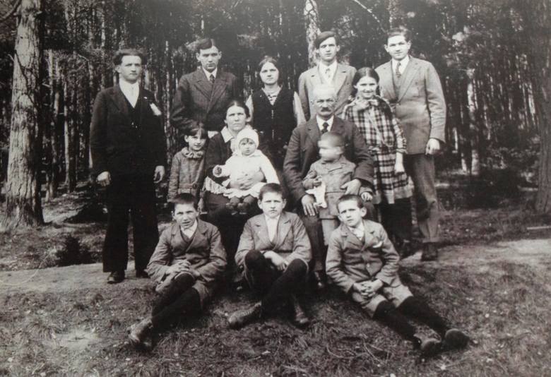 Rok 1932 - Józefa i Stanisław Karalusowie z dziećmi i wnukami