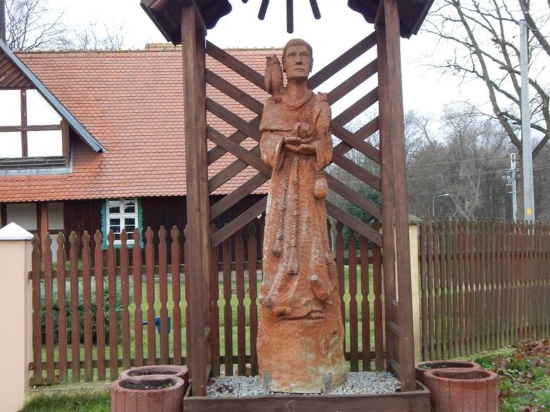 Wieś usłana 100 rzeźbami