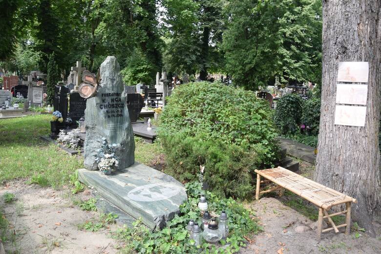 Na cmentarzu pochowana jest podróżniczka Kinga Choszcz