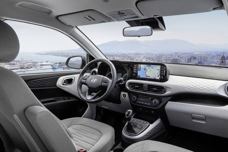 Hyundai i10 Podobnie jak jego poprzednik, Hyundai i10 nowej generacji oferowany jest jako 5-drzwiowy hatchback. Klient do wyboru ma trzy wersje wyposażenia