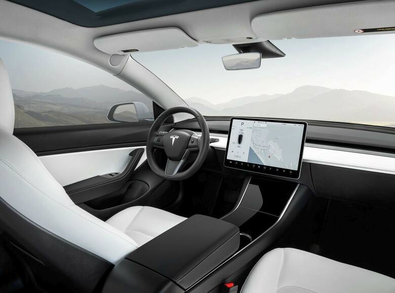 Tesla Model 3 to samochód elektryczny, który wprowadza do świata Tesli i elektryków. Może mieć czasem problemy z jakością (nie każdy model), ale ma świetne