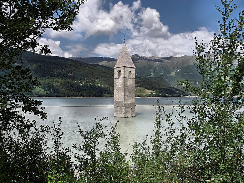Wieża kościelna zatopiona przez wody jeziora