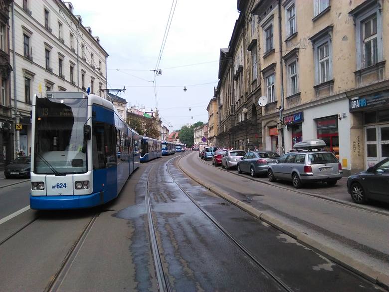 Wykolejony tramwaj, spawanie torów pod Wawelem. Utrudnienia dla pielgrzymów [WIDEO]
