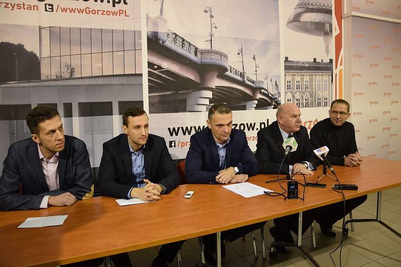 Gorzów Plus to nowy klub radnych w gorzowskiej radzie miasta. Jego skład to: Piotr Zwierzchlewski, Przemysław Granat, Marcin Kurczyna, Jan Kaczanowski