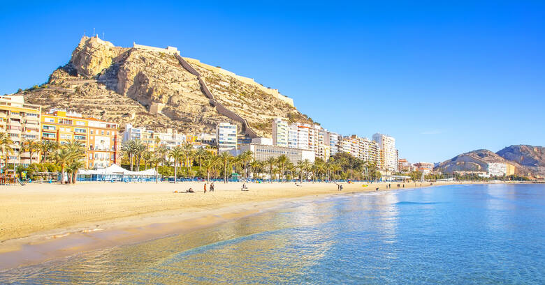 Słoneczny dzień na pięknej plaży w Alicante