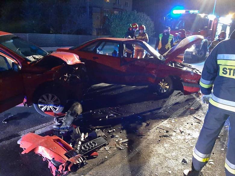 Wypadek na drodze krajowej numer 42 w Stąporkowie. Dwie osoby ranne. kierowca miał dożywotni zakaz kierowania autami