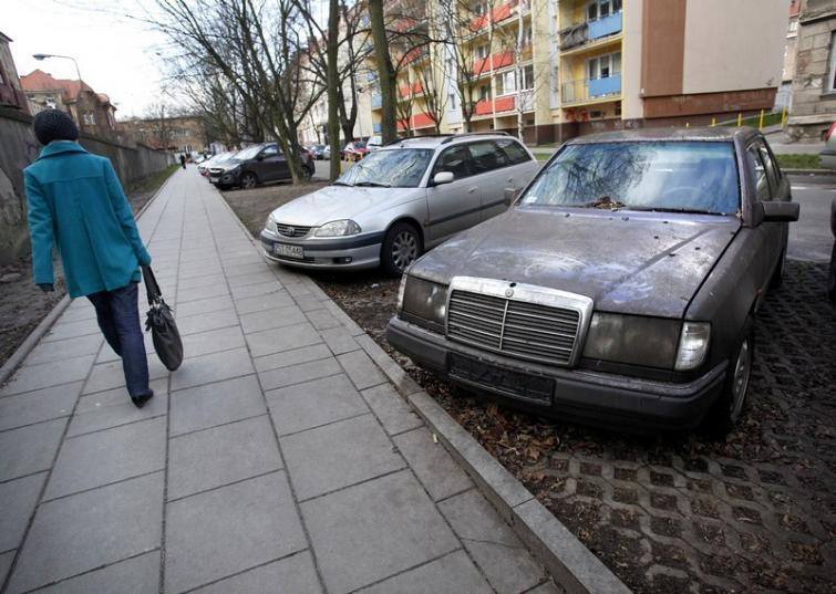 Problem z parkowaniem przy szpitalu na Pomorzanach w Szczecinie