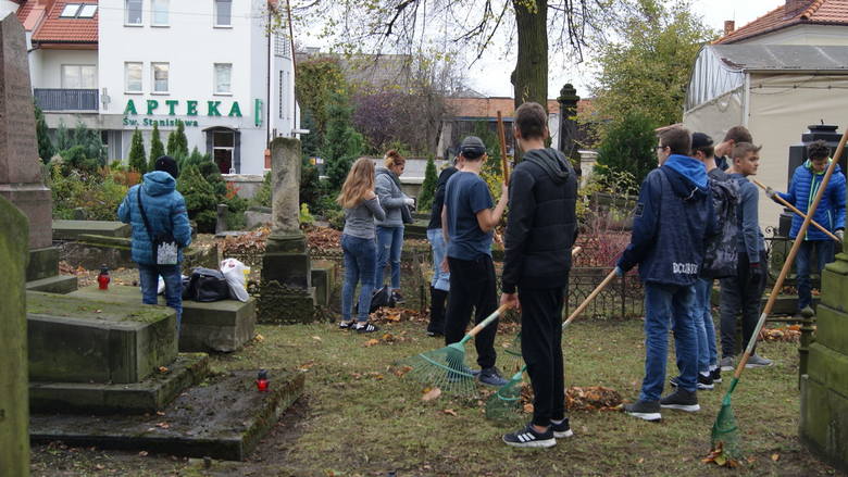 Uczniowie skierniewickich szkół wysprzątali cmentarz przy kościele św. Stanisława [ZDJĘCIA]