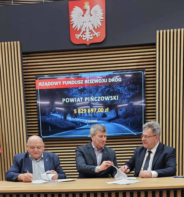 Umowę na dofinansowanie podpisali gospodarze Powiatu Pińczowskiego –starosta Zbigniew Kierkowski (w środku) i wicestarosta Ryszard Barna (z lewej) oraz