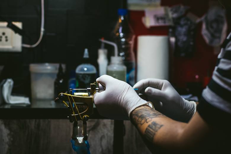 Wykonanie tatuażu powinno być poprzedzone założeniem jednorazowych rękawiczek i zabezpieczeniem folią wszystkich dotykanych później przedmiotów i po