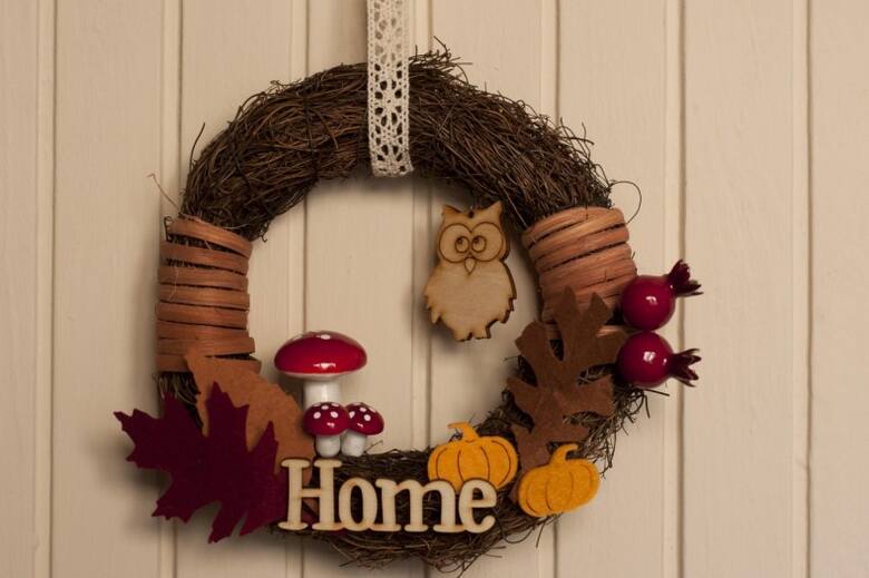 Jesienna dekoracja nie musi być wykonana ręcznie. Jeżeli zależy nam na dekoracji w domu, a nie mamy czasu lub umiejętności, by wykonać wieniec samemu,