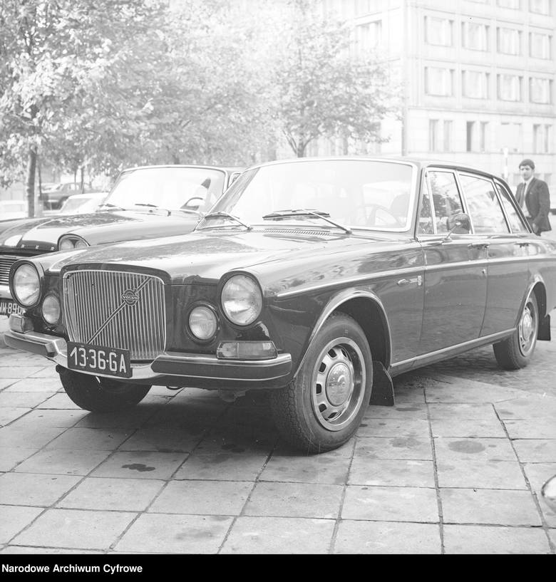 <strong>Volvo 164, lata 1968-1983</strong><br /> <br /> Volvo 164 to samochód osobowy klasy średniej-wyższej produkowany przez szwedzką firmę Volvo Cars w latach 1968–1975. Na rynku był dostępny jako 4-drzwiowy sedan.<br />  <br />  
