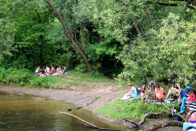Wakacyjny odpoczynek nad rzeką Rawką [ZDJĘCIA]