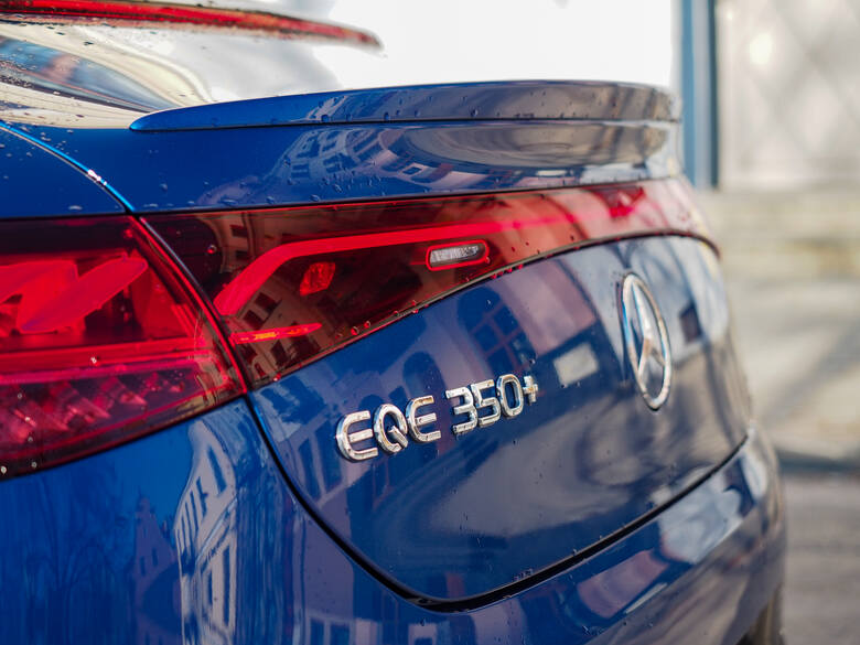 Mercedes EQE nawet w wersji 350+ nie jest materiałem, który mógłby przekonać do elektryków największych przeciwników i sceptyków. Jest ciężki, czasami