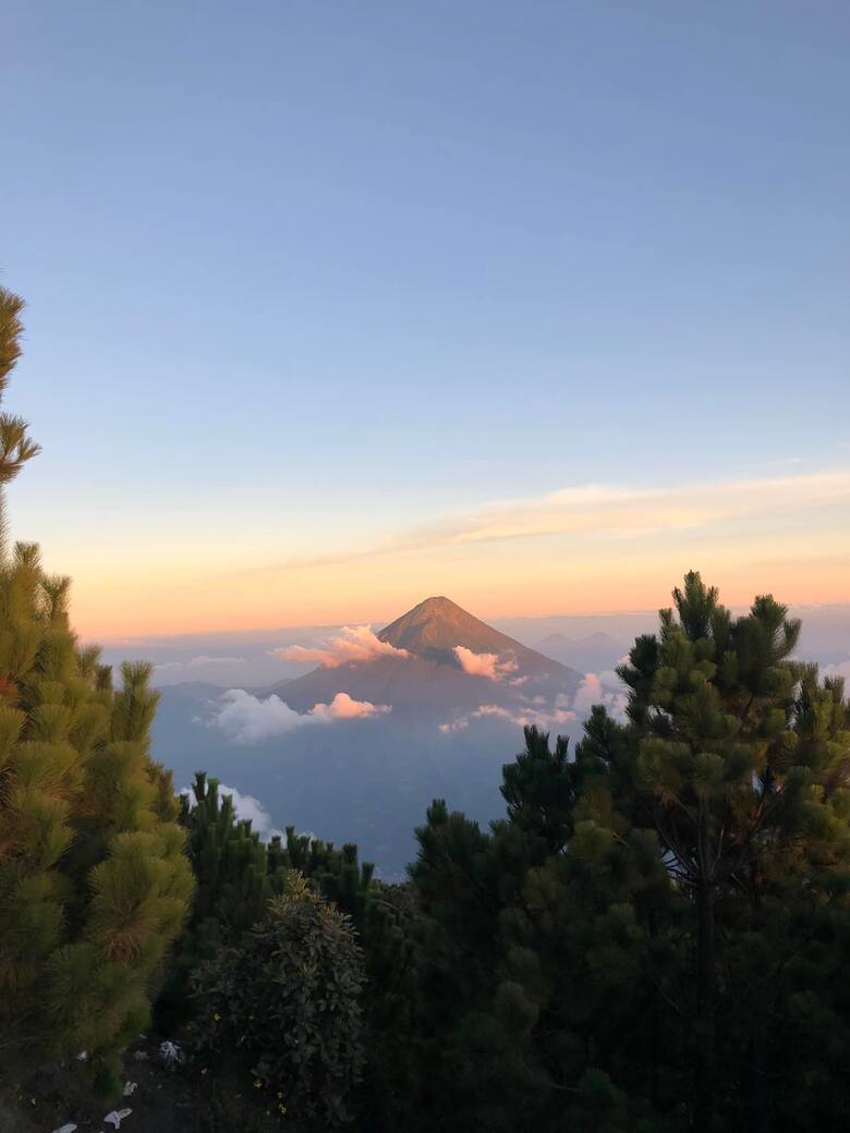 Wulkan Fuego w Gwatemali.