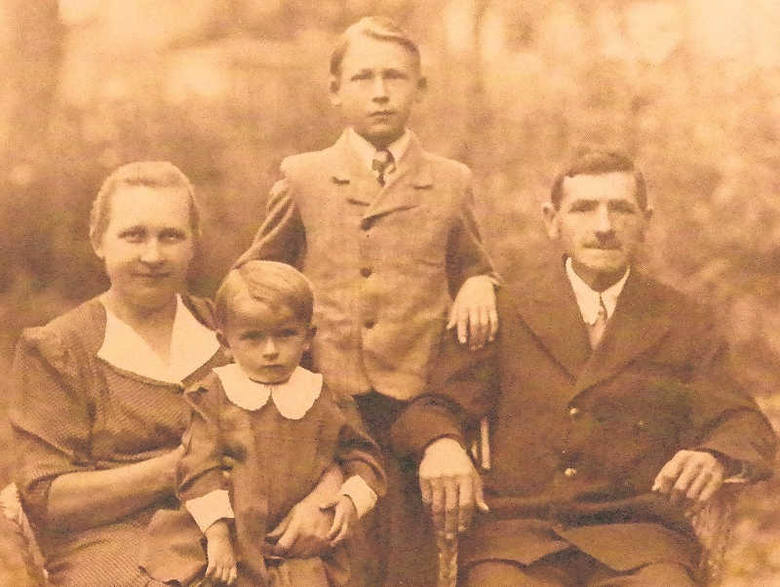 Mała Krystyna z rodzicami Mikołajem i Emilią oraz bratem Julianem. Zdjęcie wykonane jeszcze w Bolechowie na Kresach.