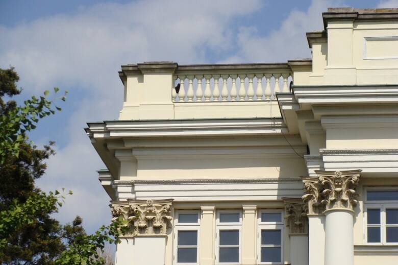 Attyka dachu może mieć dekoracyjny charakter. Takie rozwiązania były stosowane w architekturze renesansowej i klasycystycznej.