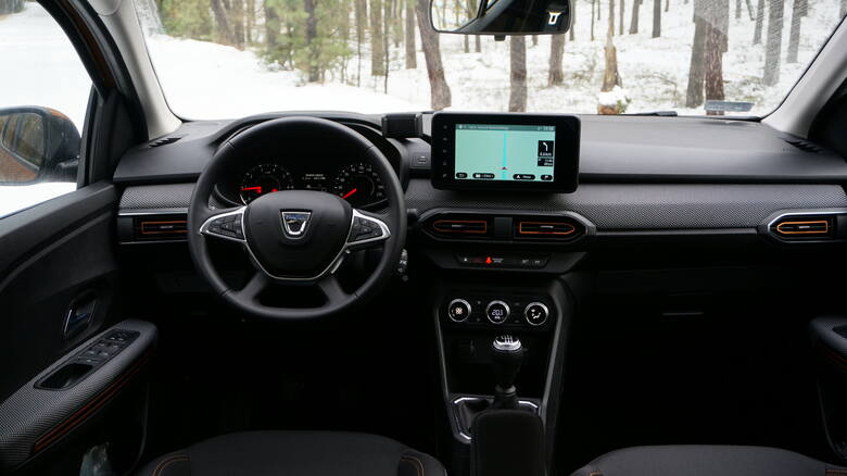 Dacia Sandero Dacia Sandero zadebiutowała na polskim rynku już z trzecią generacją. Poza klasycznym hatchbackiem, klienci będą mogli od razu kupić również