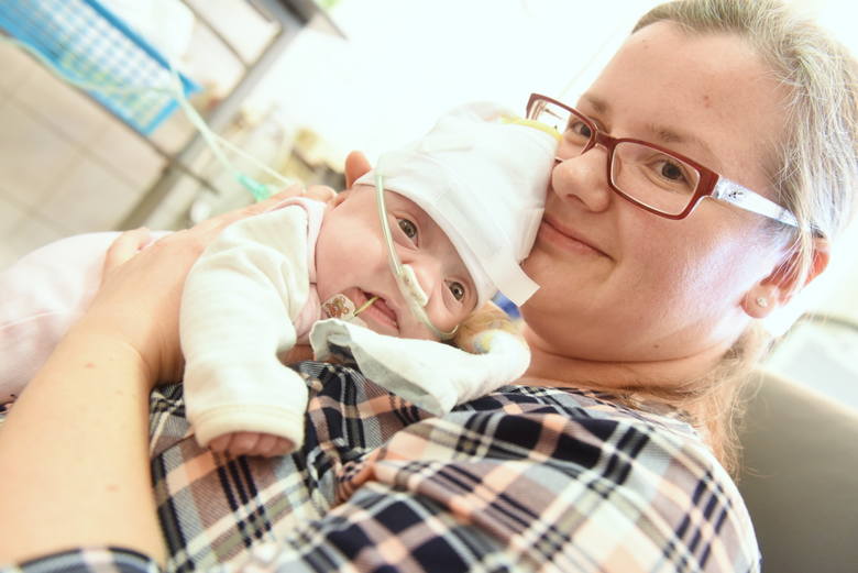 Mała Dominika przyszła na świat w 22. tygodniu ciąży. Ważyła zaledwie 490 gramów! Niebawem, po siedmiu miesiącach w szpitalu, dziewczynka wyjdzie do domu. Tutaj na zdjęciu z mamą Anną Zabłocką. 