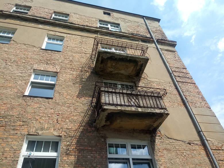 Balkon jest w fatalnym stanie. Jeden z mieszkańców kamienicy twierdzi, że właściciel (mieszkający poza Poznaniem) został już o tym fakcie poinformowany. Na razie nie było żadnej reakcji z jego strony