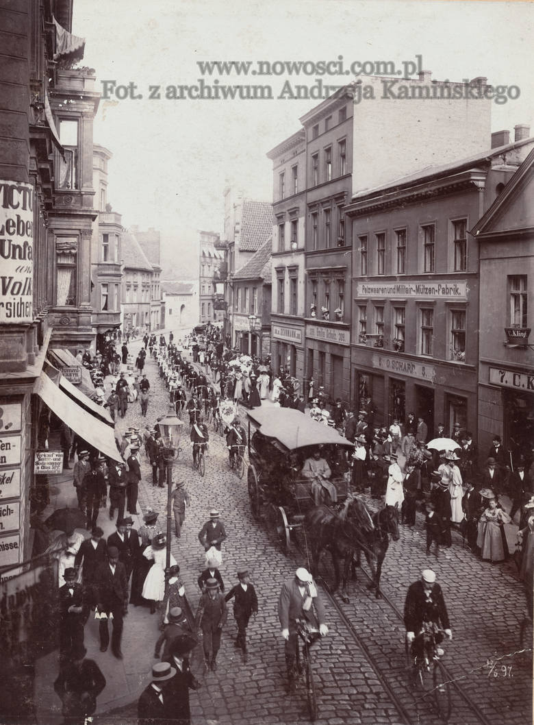 Ulica Szeroka przez te 120 lat nieco się zmieniła...