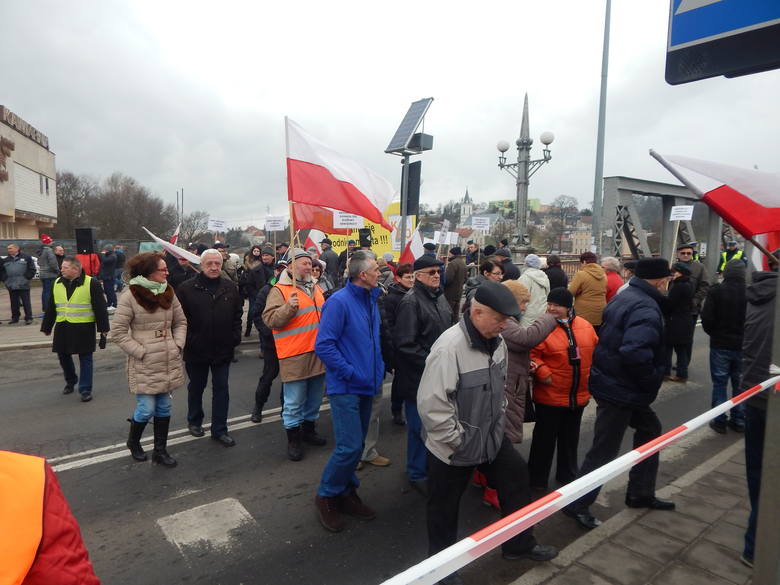Trzeci protest w sprawie obwodnicy Krosna Odrz. był donośny. Jego uczestnicy tradycyjnie mieli ze sobą transparenty i flagi. Było głośno, ale czy to wystarczy, żeby zwrócić uwagę rządu?