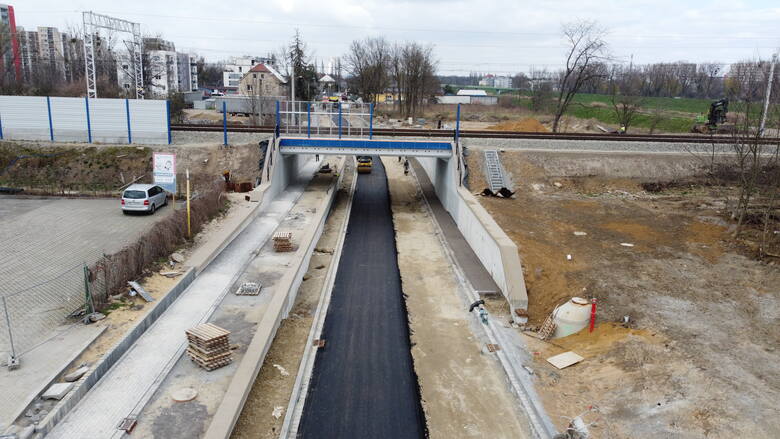 Drogowcy kładą już asfalt pod wiaduktem na ul. Krapkowickiej w Opolu.