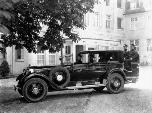 Fot. Mercedes-Benz: W latach 30. posiadanie samochodu stosownego do rangi monarchy wzbudzało dumę i podziw poddanych. Na zdjęciu z 1928 roku widnieje