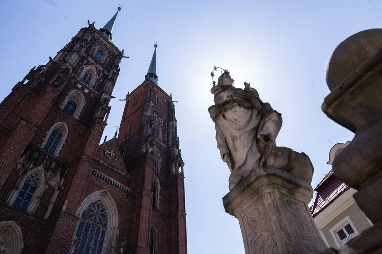 Pomnik Maryi przed katedrą.
