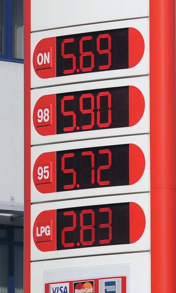 Wyższe ceny oleju napędowego niż benzyny mogą utrzymywać się do wakacji. 