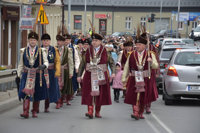 Marsz papieski przeszedł ulicami Gorlic z kościoła Jadwigi Królowej do parafii Andrzeja Boboli. Wzięło w nim udział kilkaset osób
