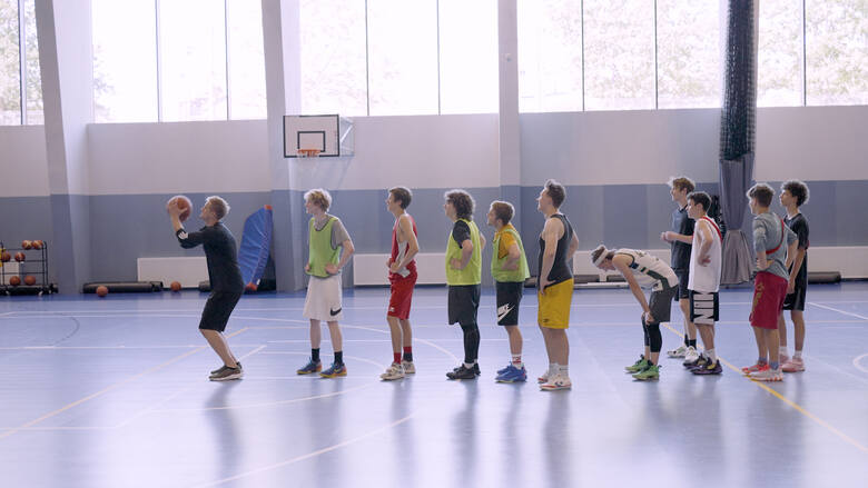 Koszykówka i siatkówka górą. Młodzież z V LO we Wrocławiu rozwija skrzydła w tych dyscyplinach dzięki idei Szkolnych Klubów Sportowych