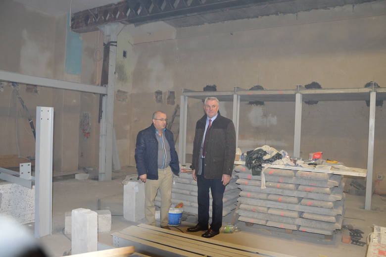 Wraz z końcem listopada upływa termin zakończenia prac budowlanych - informuje Czesław Słodnik (po prawej), sekretarz gminy