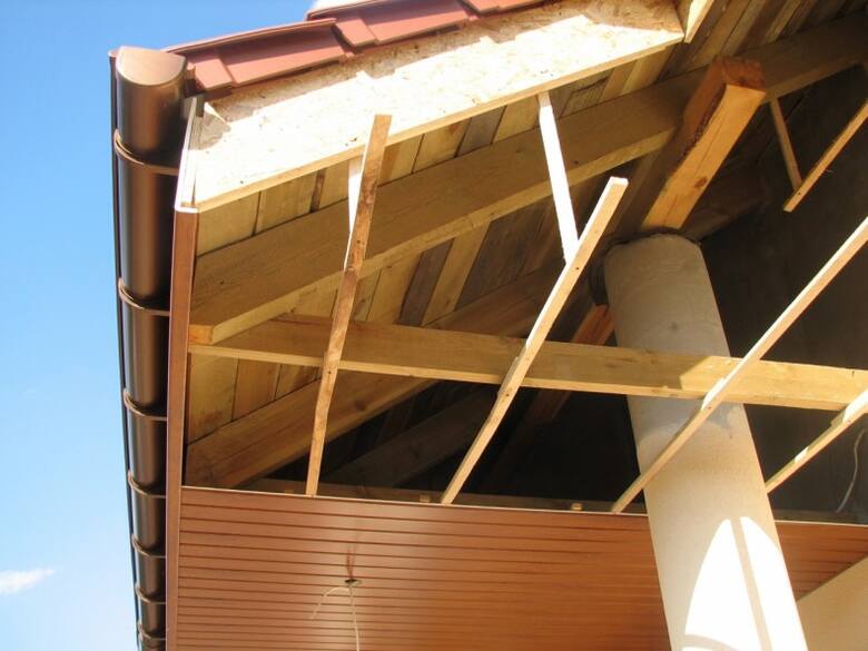 Sposób montażu podbitki dachowej zależy m.in. od materiału, z jakiego jest wykonana.