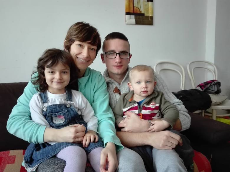 Agnieszka i Piotr Przybylakowie z dwójką dzieci starają się o mieszkanie komunalne.