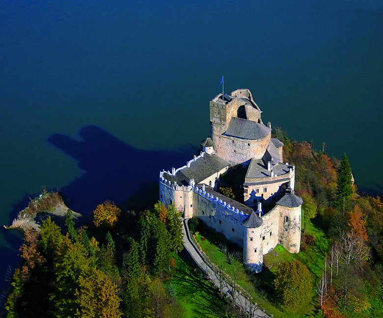 Wody Jeziora Czorsztyńskiego obmywają także malowniczo położony Dunajec