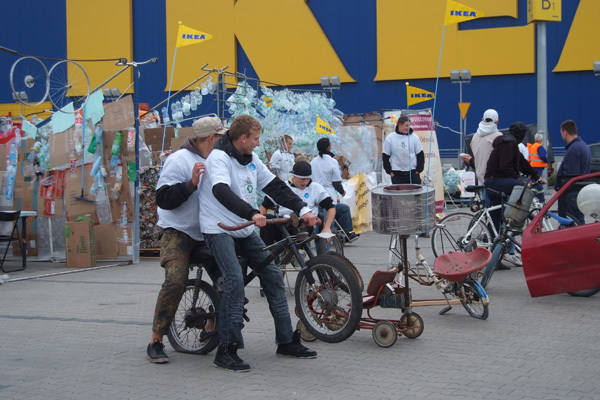 W sobotę i niedzielę na parkingu przed IKEA zbudowano pierwsze w Polsce miasteczko recyklingowe z odpadków. 
