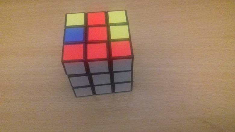 Fot. 8. Kostka Rubika z ułożoną białą ścianą