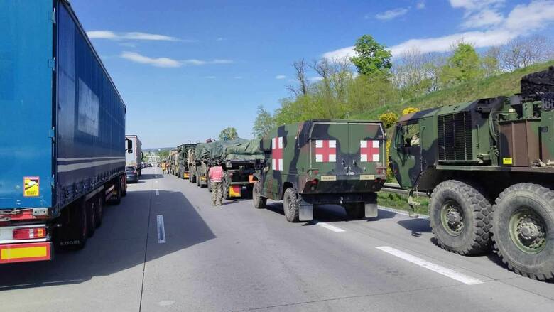Wypadek pod Legnicą. W zderzeniu trzech pojazdów wojskowych, trzech żołnierzy zostało rannych