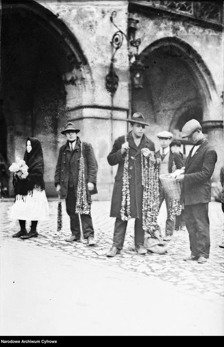 <strong>1927</strong><br /> <br /> Mężczyźni sprzedający grzyby na rynku w Krakowie.<br />  <br />  