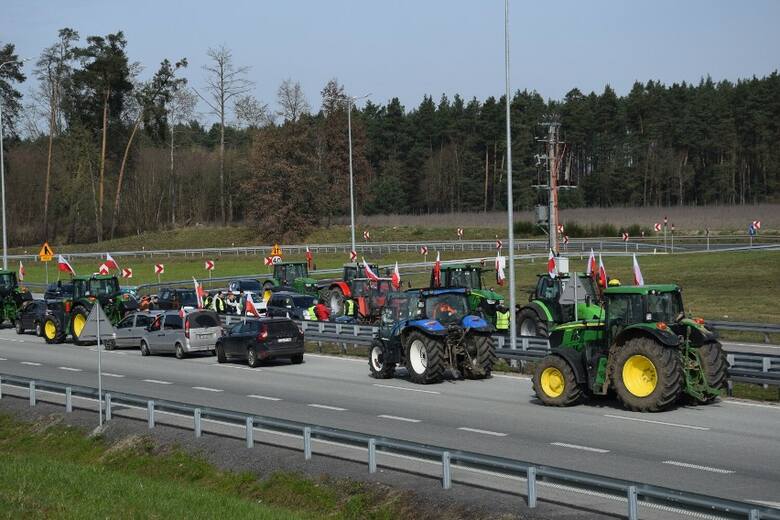 Rolnicy protestują w Lubuskiem. Te drogi zostały zablokowane 20 marca - tworzą się korki |RELACJA NA ŻYWO
