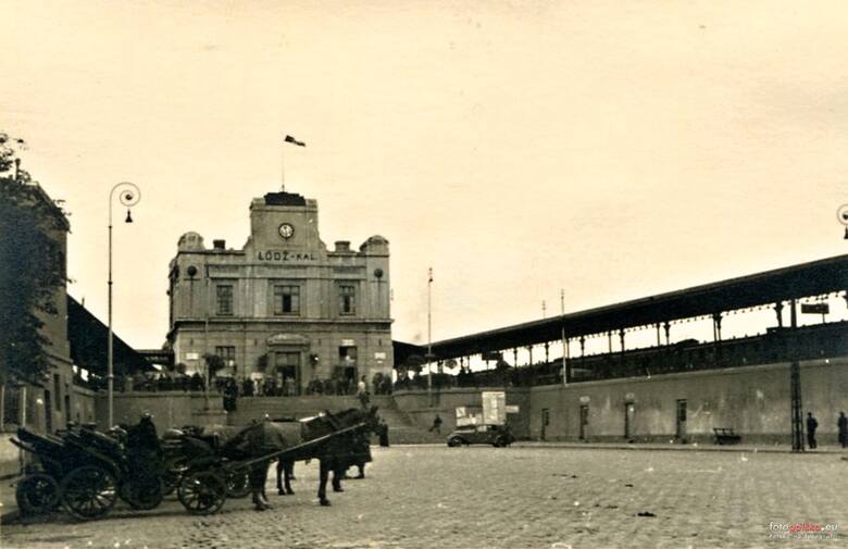 Budynek dworca - widok również na zadaszone perony. Około 1912.