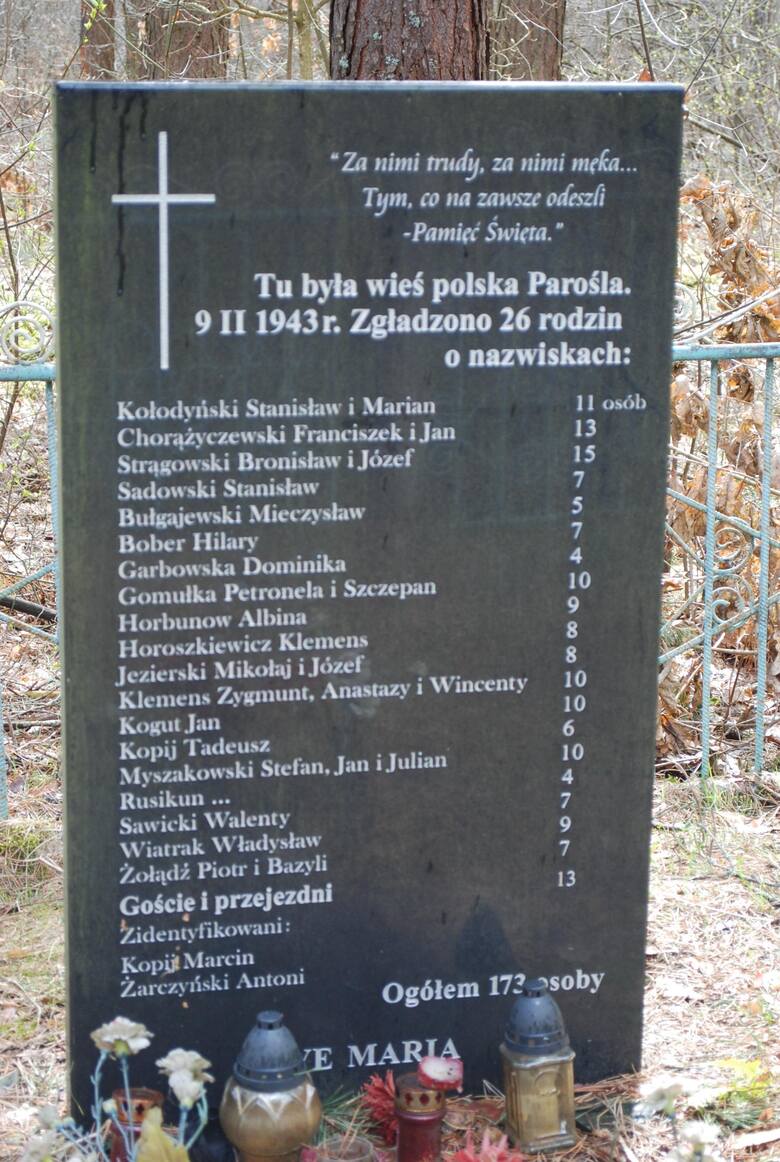 Tablica upamiętniająca rzeź we wsi Parośla I.
