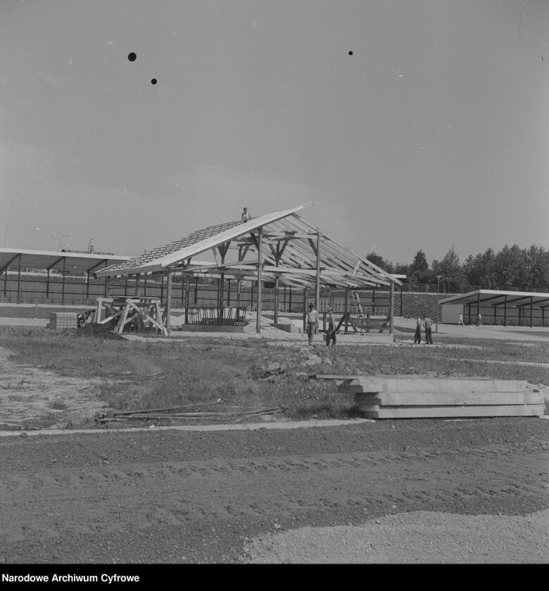 Budowa pawilonów wystawowych obok stadionu (1973/08)