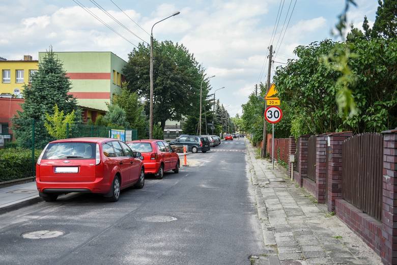 Teresa Rafińska tłumaczy, że chodnik przy ul. Trybunalskiej jest w tak złym stanie, ponieważ przejeżdżają przez niego samochody, a kiedyś parkowały szkolne autokary