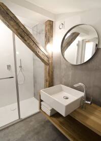 Prezentowana łazienka w kawalerce nawiązuje do aranżacji całego wnętrza.