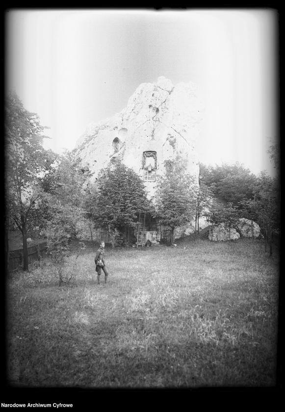 Zdjęcie obecnego Sanktuarium Maryjnego Skałka w Podzamczu. Wykonane w 1930 roku, gdy przebywał tu Józef Piłsudski i Walery Sławek.