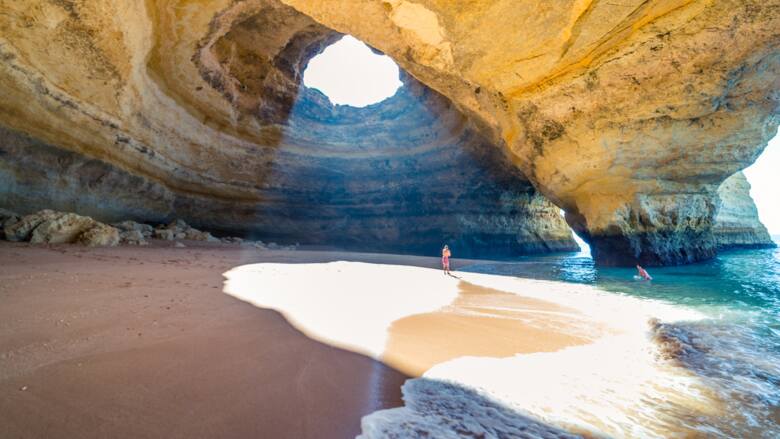 Nadmorska jaskinia w Benagil, Portugalia